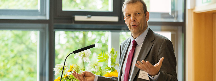 Prof. Norbert Gronau auf der Bühne